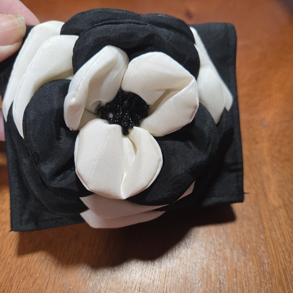 Ladies black wallet with big white and black flower on the front. - Picture 6 of 6